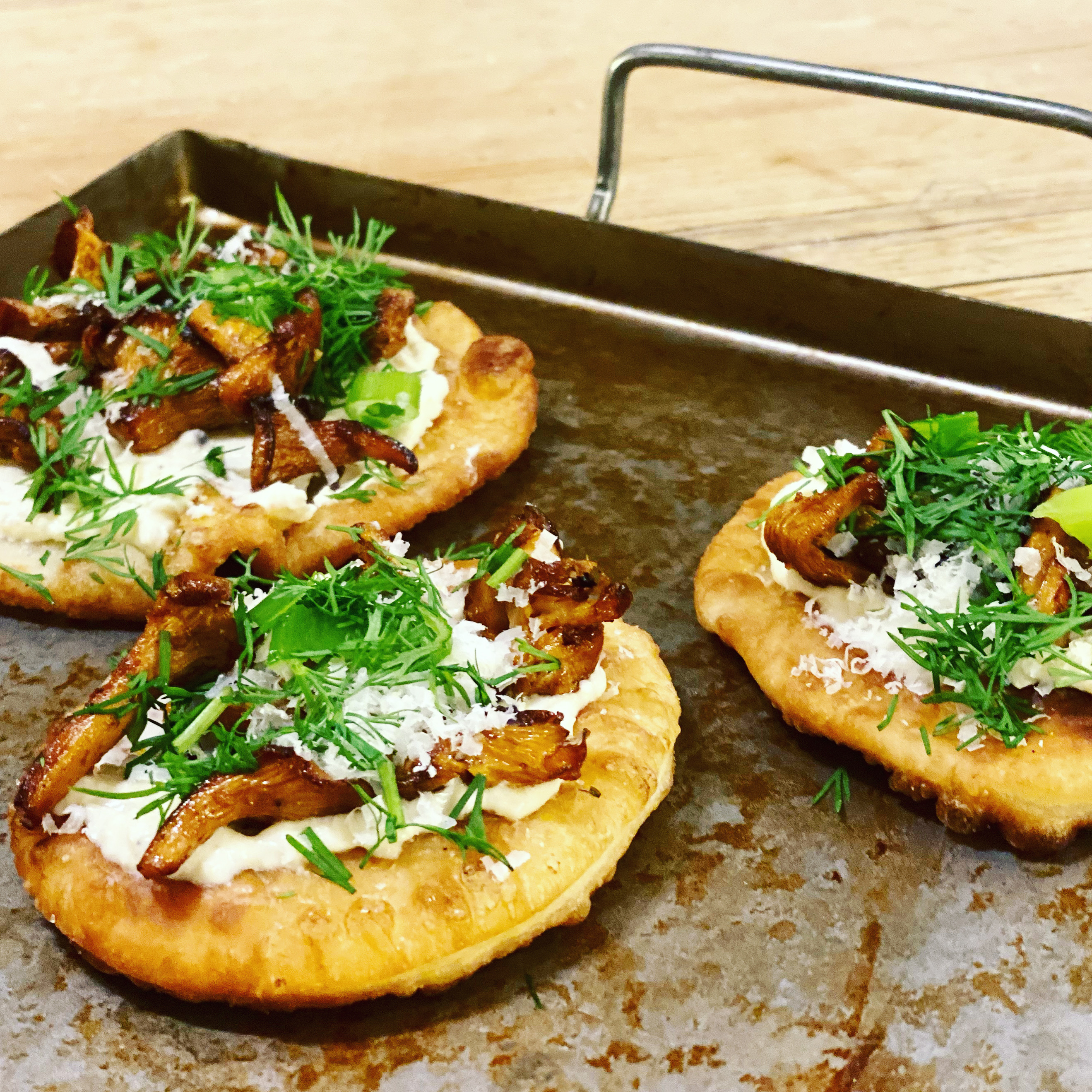 Minipizzor med kantareller & tryffelkräm