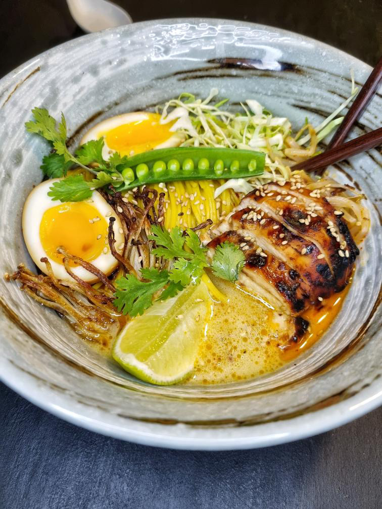 Ramen med kyckling, kokosgrädde & ägg