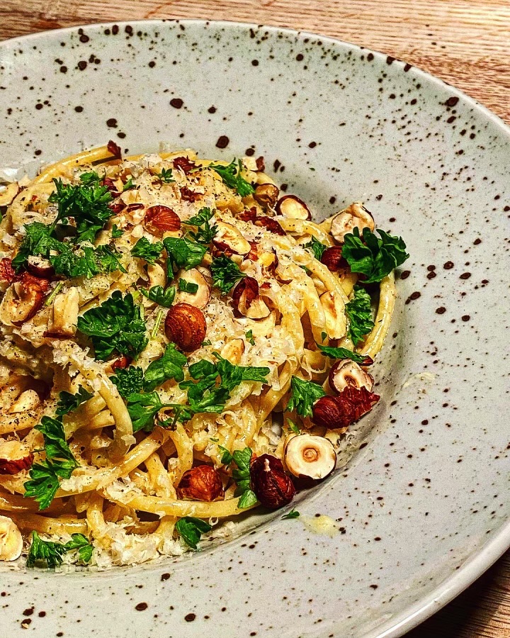 Citrondoftande zucchinipasta med hasselnötter