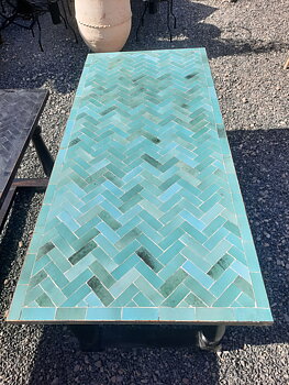 Table en mosaïque avec support en bois.
