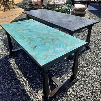 Table en mosaïque avec support en bois.