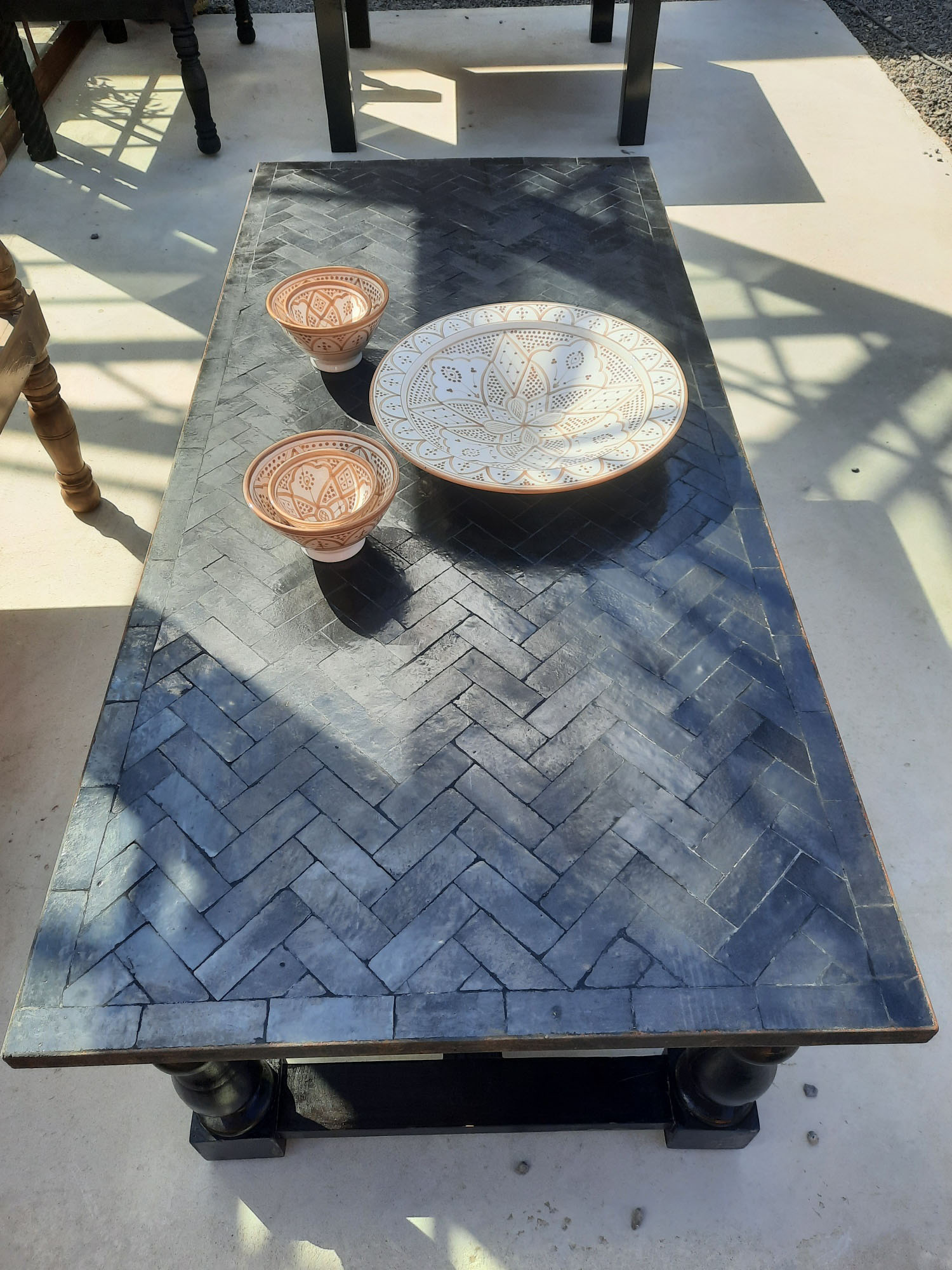 Mosaik-Tisch mit Holzständer. - 7