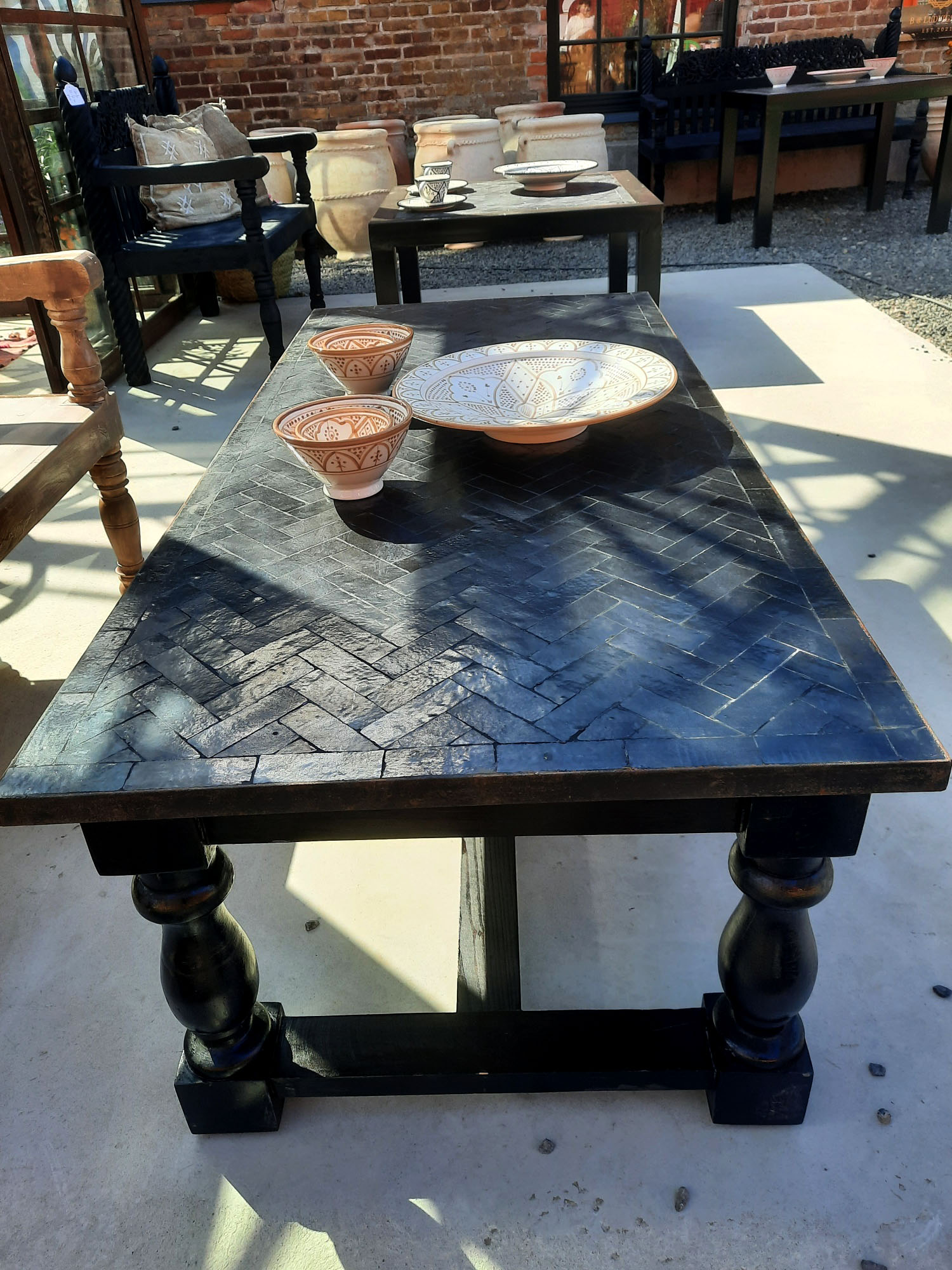 Mosaik-Tisch mit Holzständer. - 4