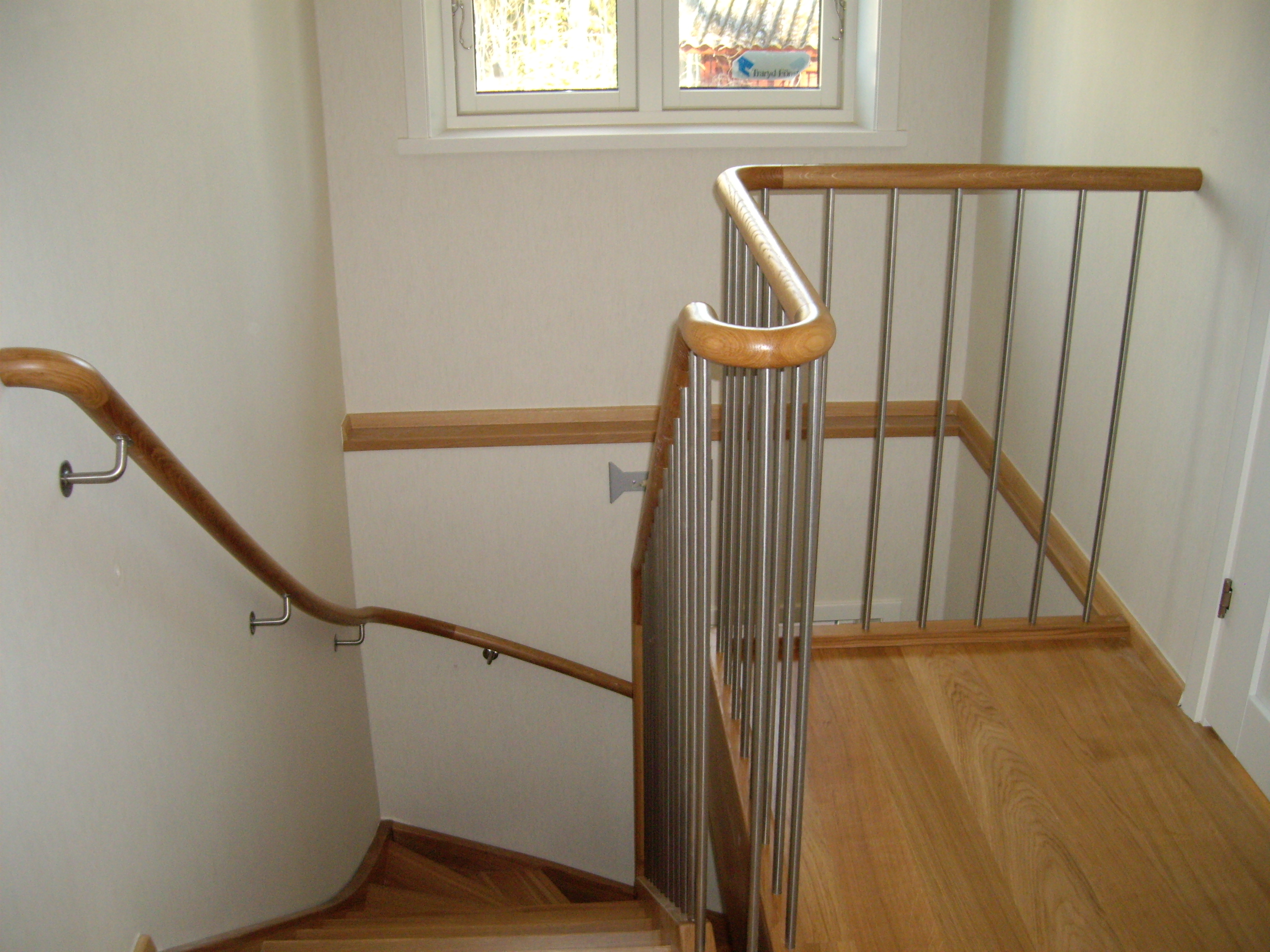 Svängda ledstänger till trappor