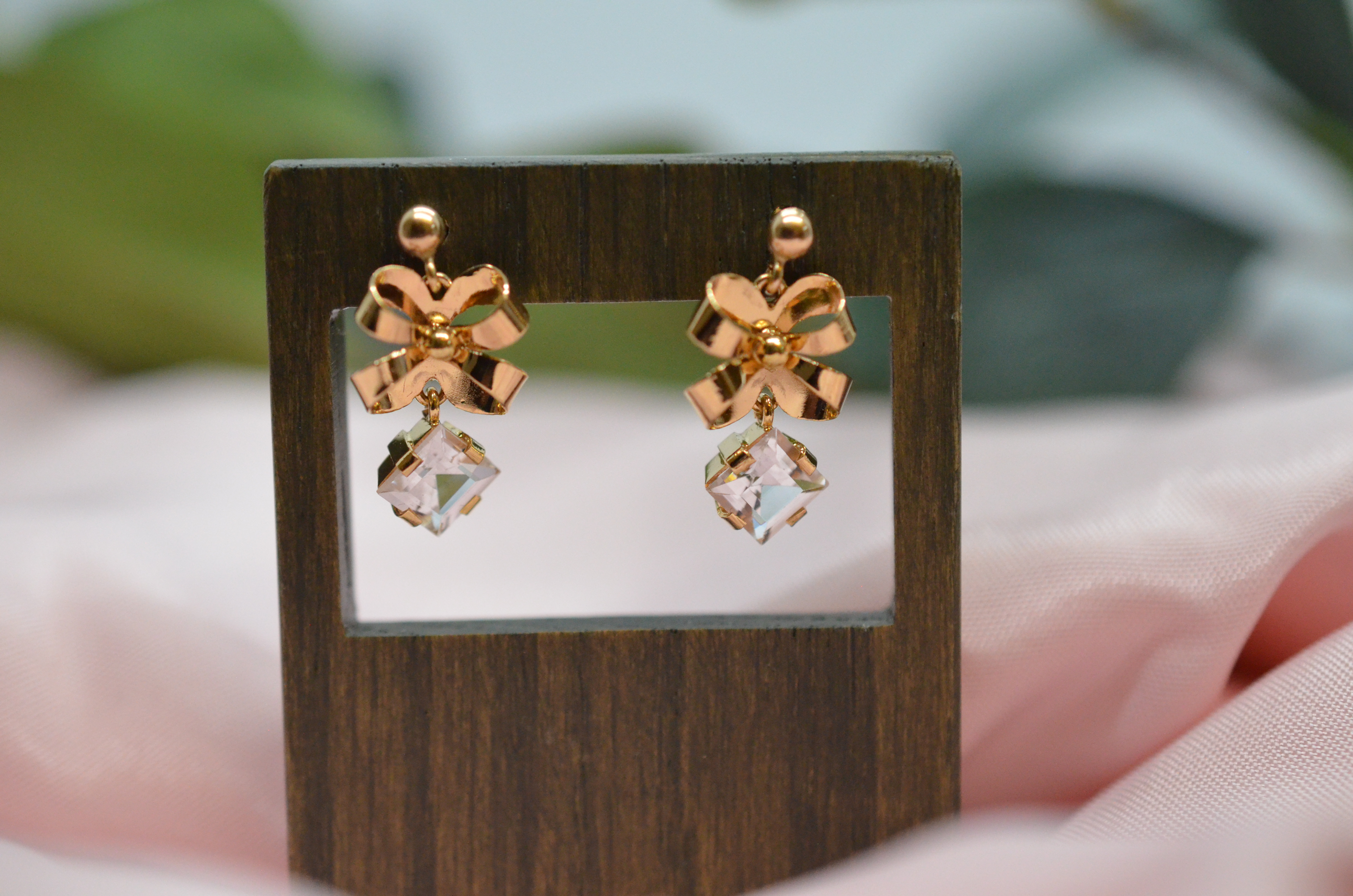 Vintage 18k earrings with rock crystal