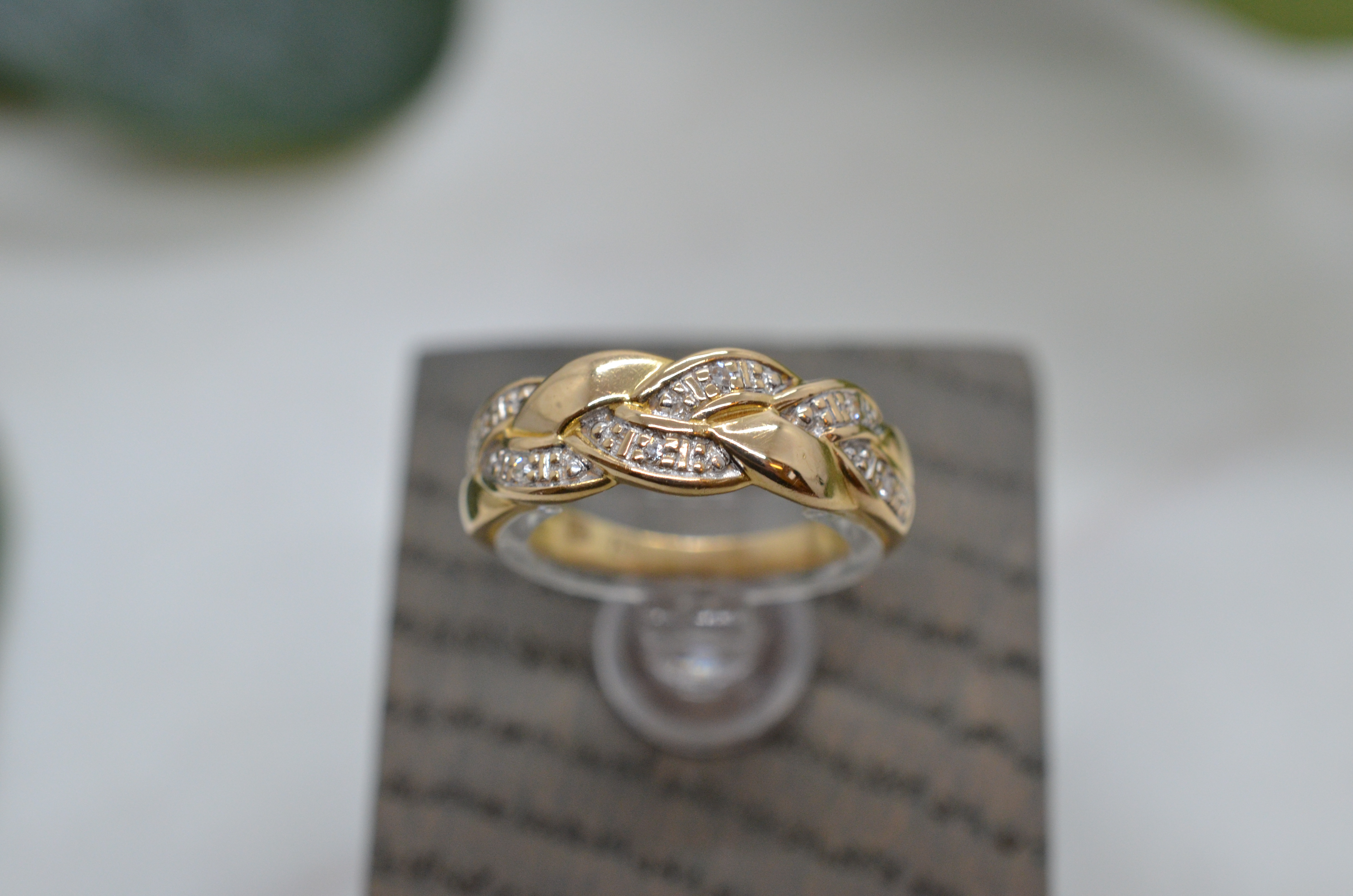 Second Hand 18k ring with diamonds