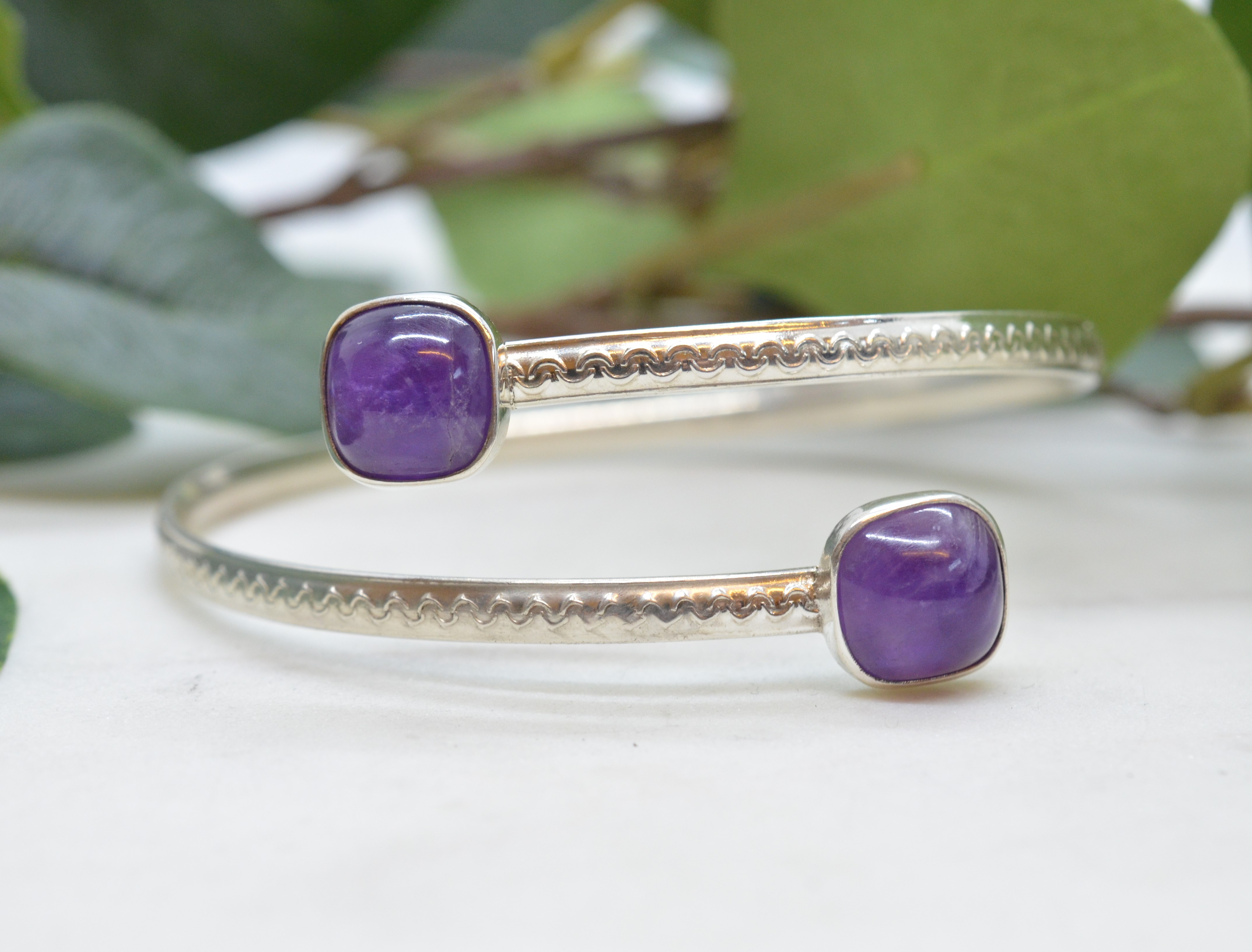 Vintage silverarmring med lila stenar