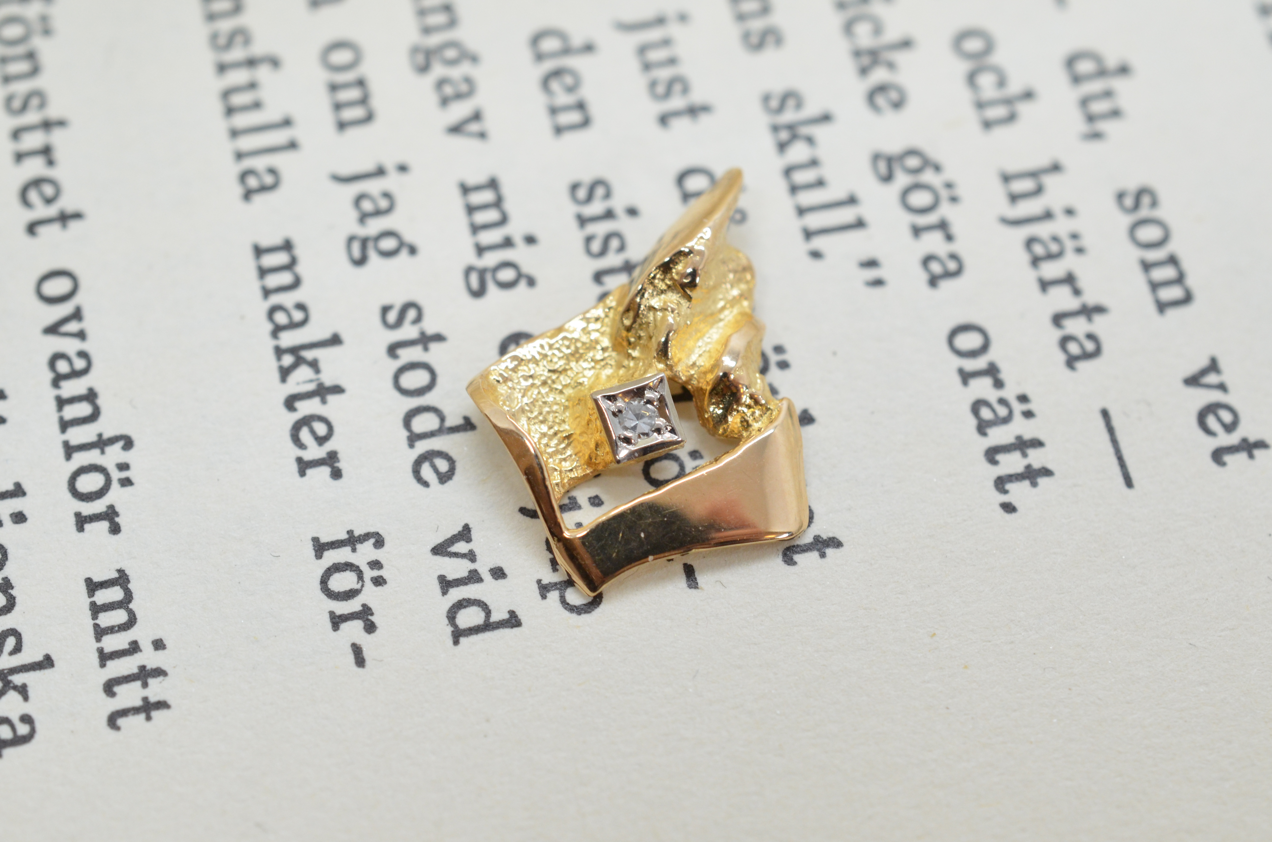 Second Hand 18k pendant with diamond