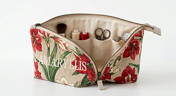 Amaryllis – Handsydd Blommig Necessär i Återvunnet Tyg
