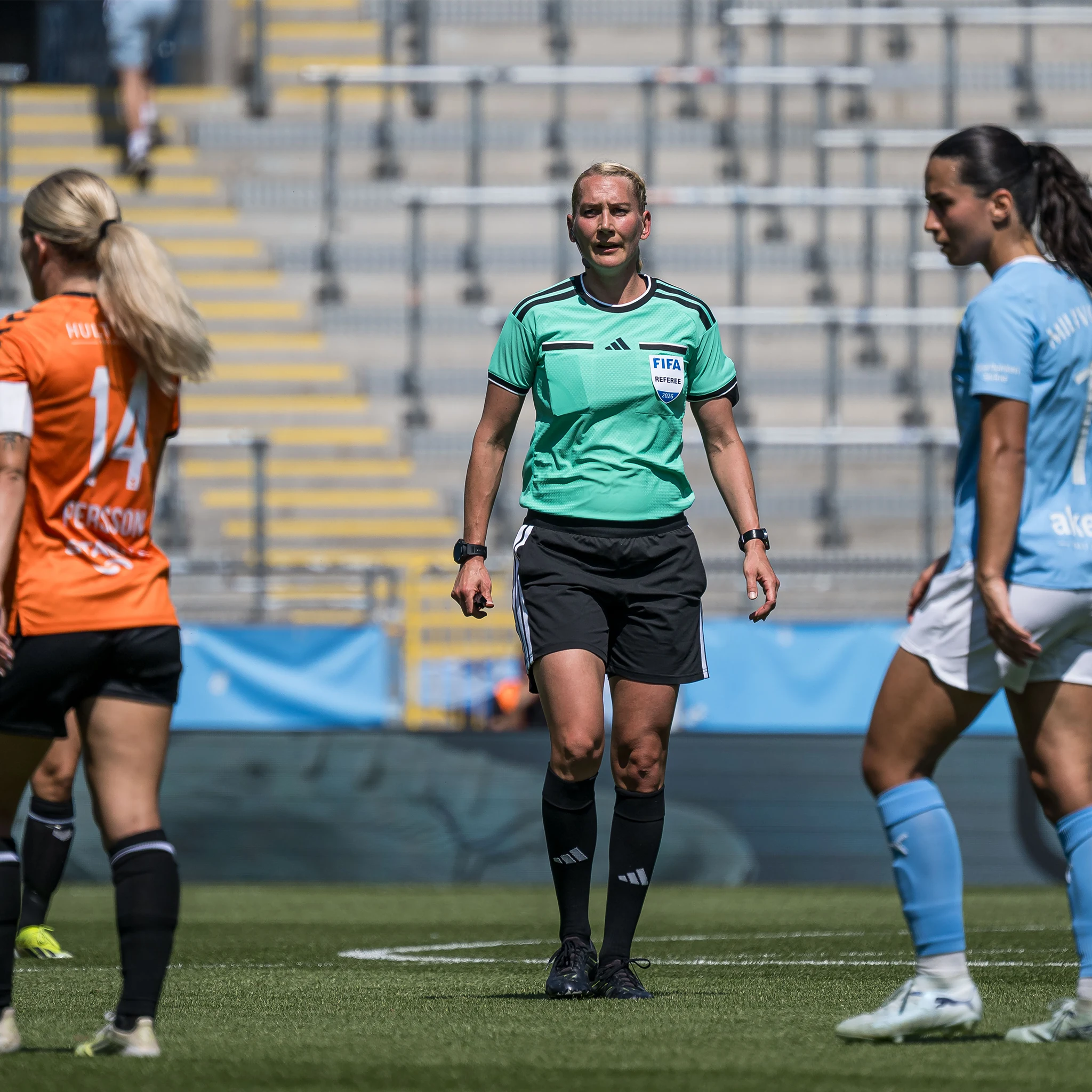 Tess Olofsson con l'orologio per arbitri Spintso S2 Pro