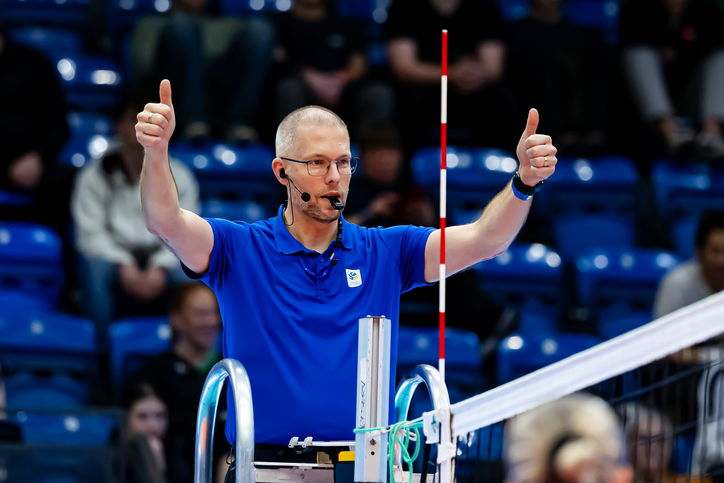 Árbitro de voleibol utilizando Spintso Refcom II Pro para la comunicación del equipo arbitral durante un partido