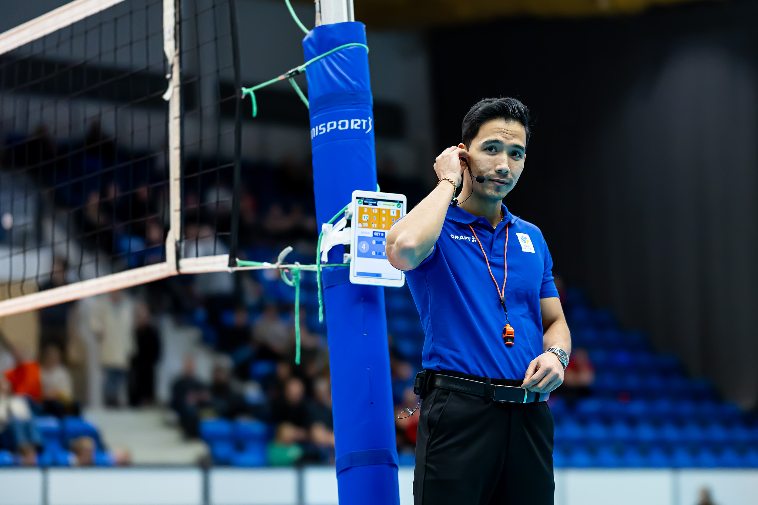 Árbitro de voleibol equipado con Spintso Refcom II Pro durante el GP 2026
