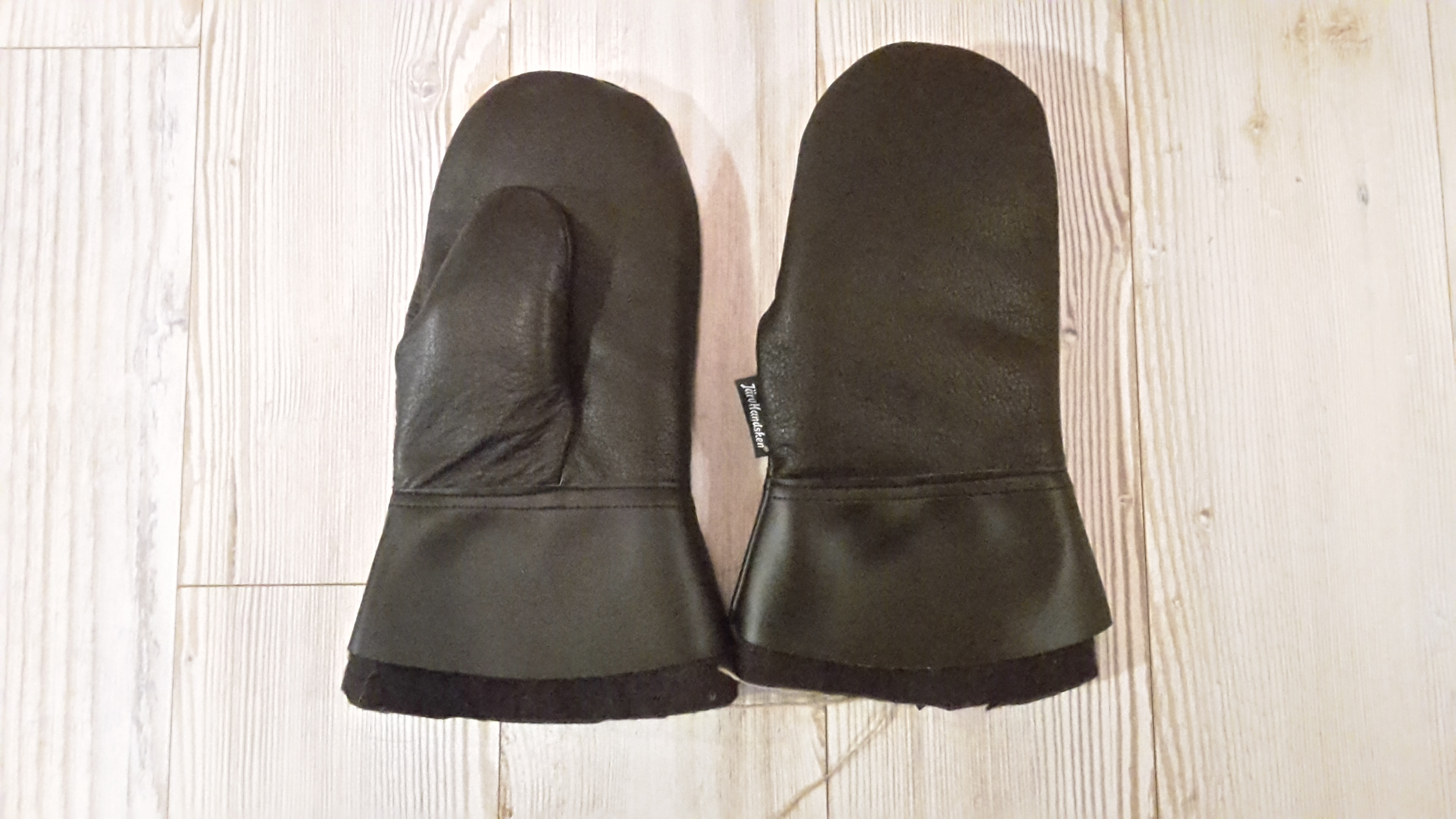 Paket Järvhandsken, modell grovhandske med läder krage,  och 2 par tovade innervantar.
