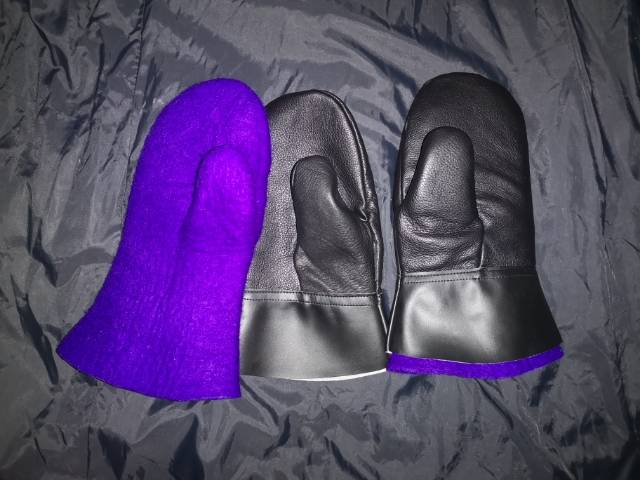 Paket Järvhandsken, modell grovhandske med läder krage,  och 2 par tovade innervantar.