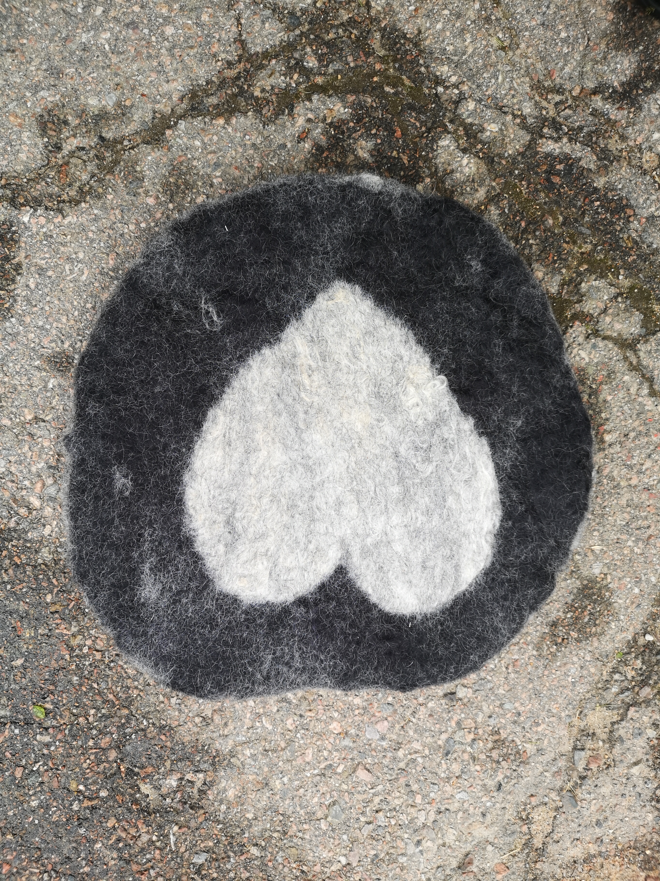 Runda sittunderlägg i ull av gotländska pälsfår. 