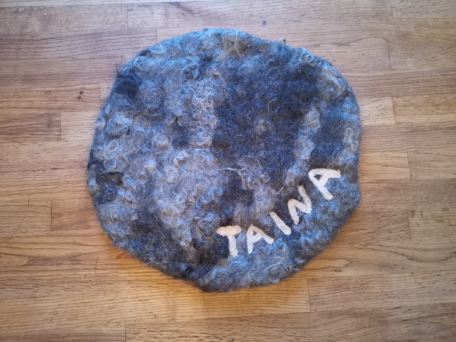 Runda sittunderlägg i ull av gotländska pälsfår. 