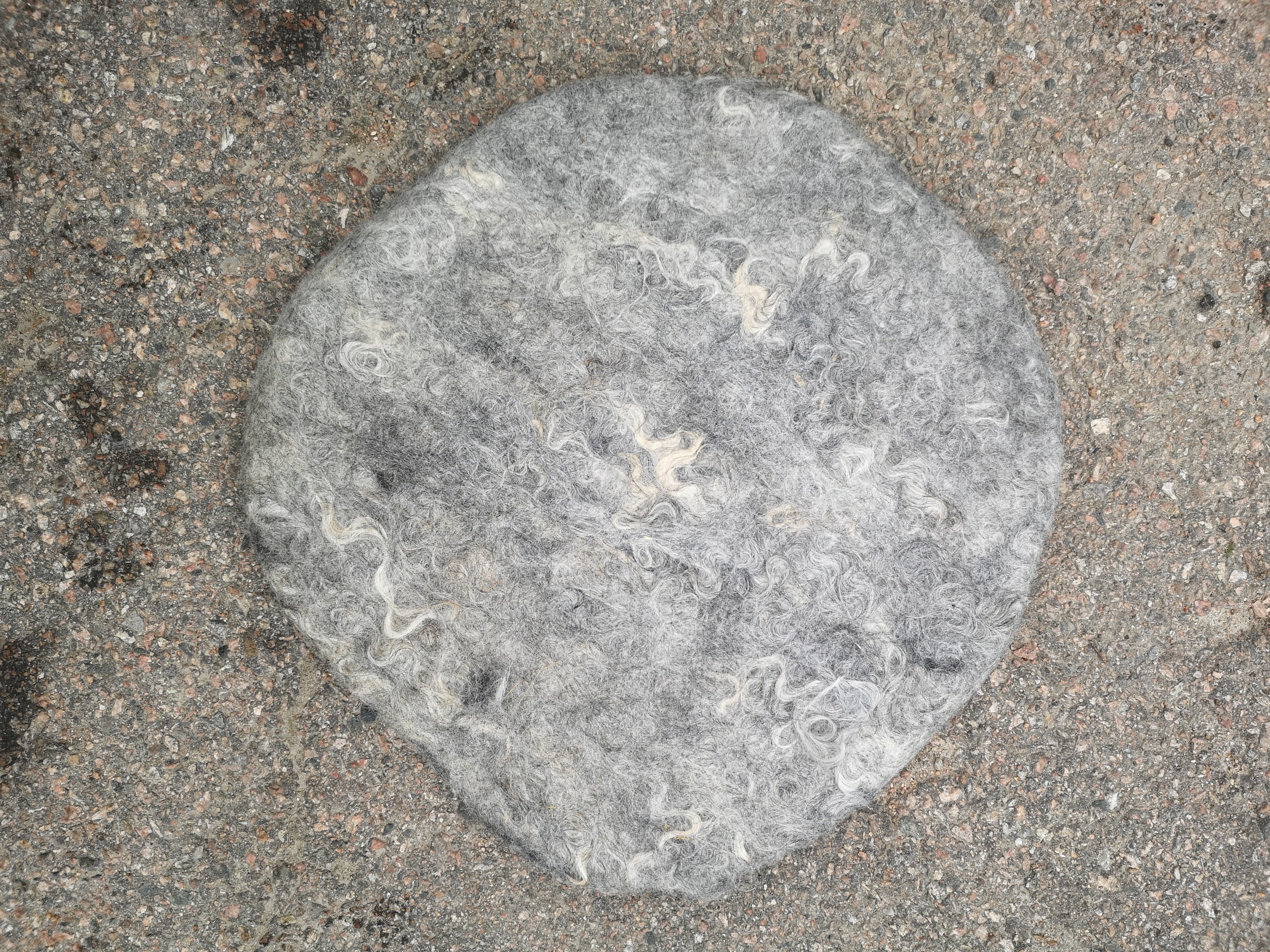 Runda sittunderlägg i ull av gotländska pälsfår. 