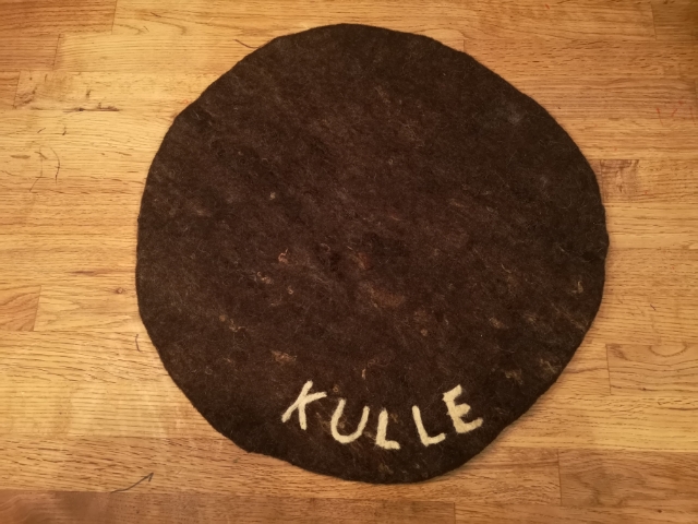 Runda sittunderlägg i ull av gotländska pälsfår. 