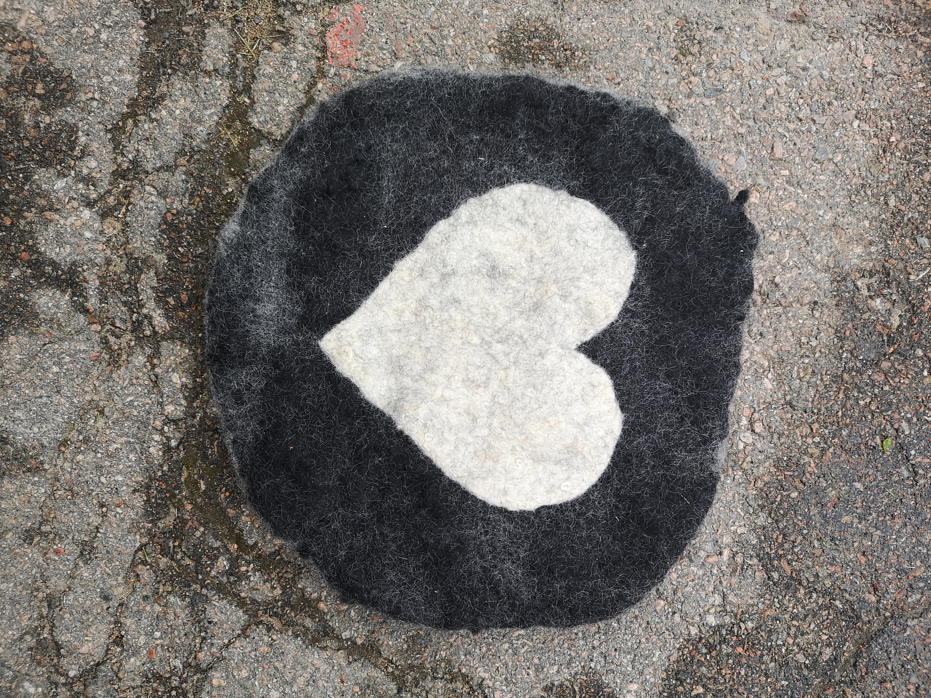 Runda sittunderlägg i ull av gotländska pälsfår. 