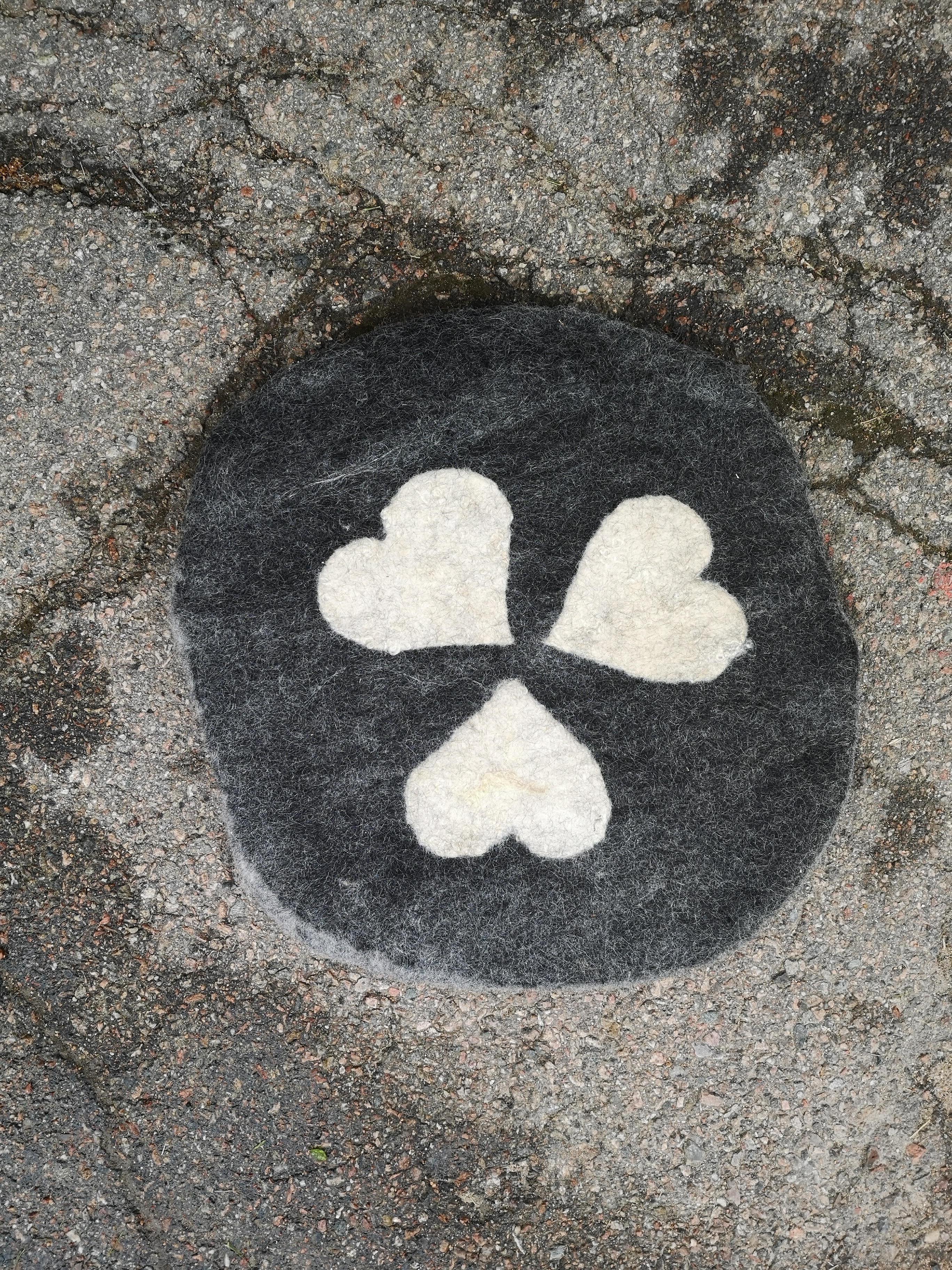 Runda sittunderlägg i ull av gotländska pälsfår. 