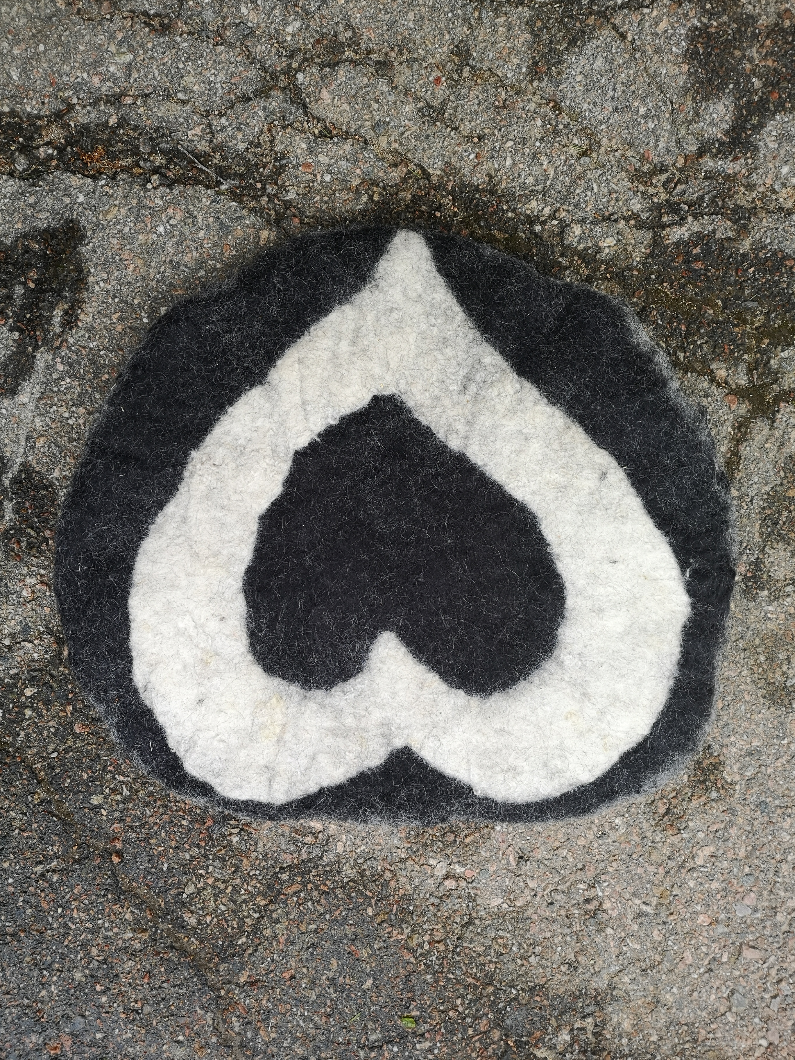 Runda sittunderlägg i ull av gotländska pälsfår. 