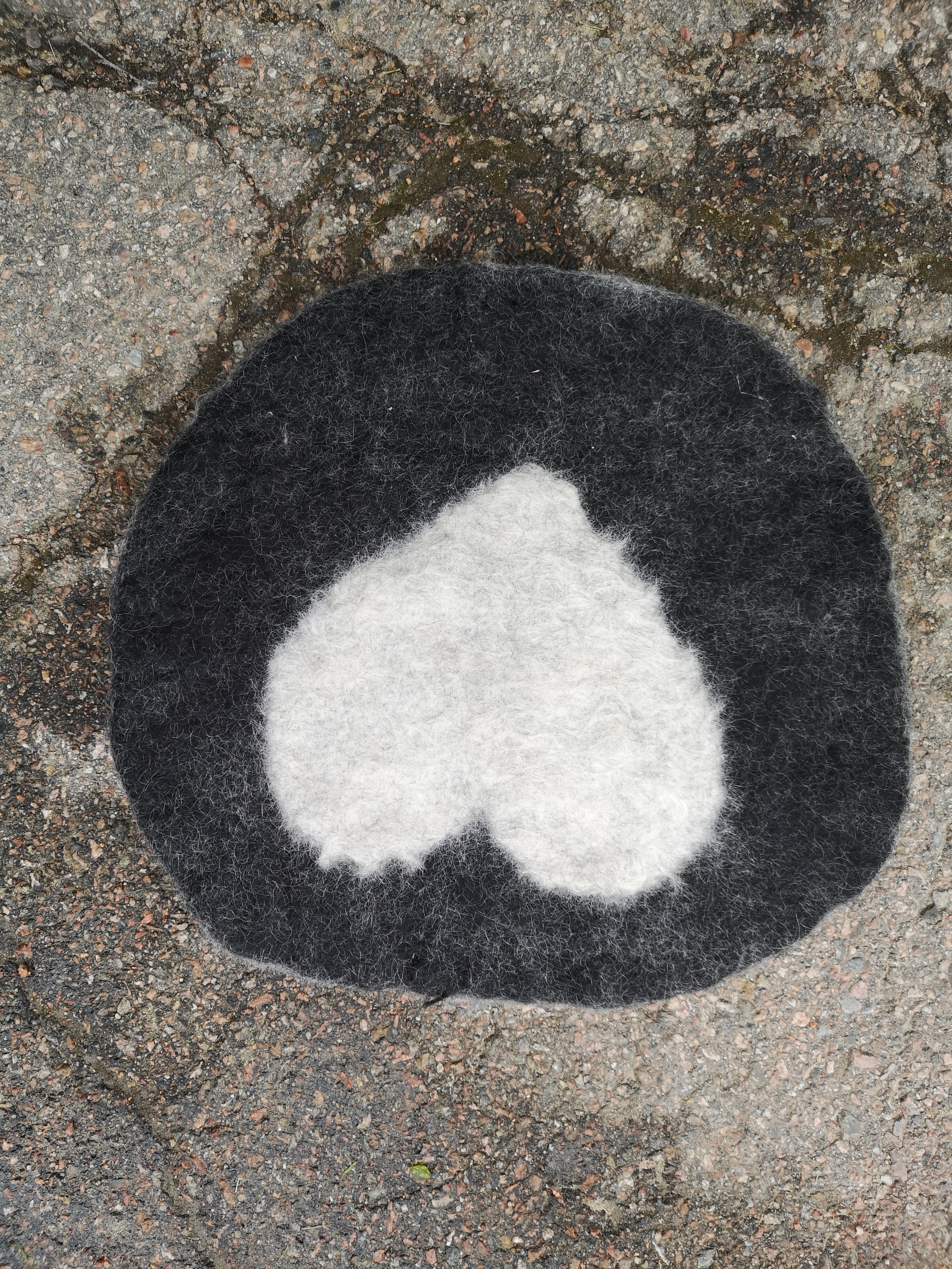 Runda sittunderlägg i ull av gotländska pälsfår. 