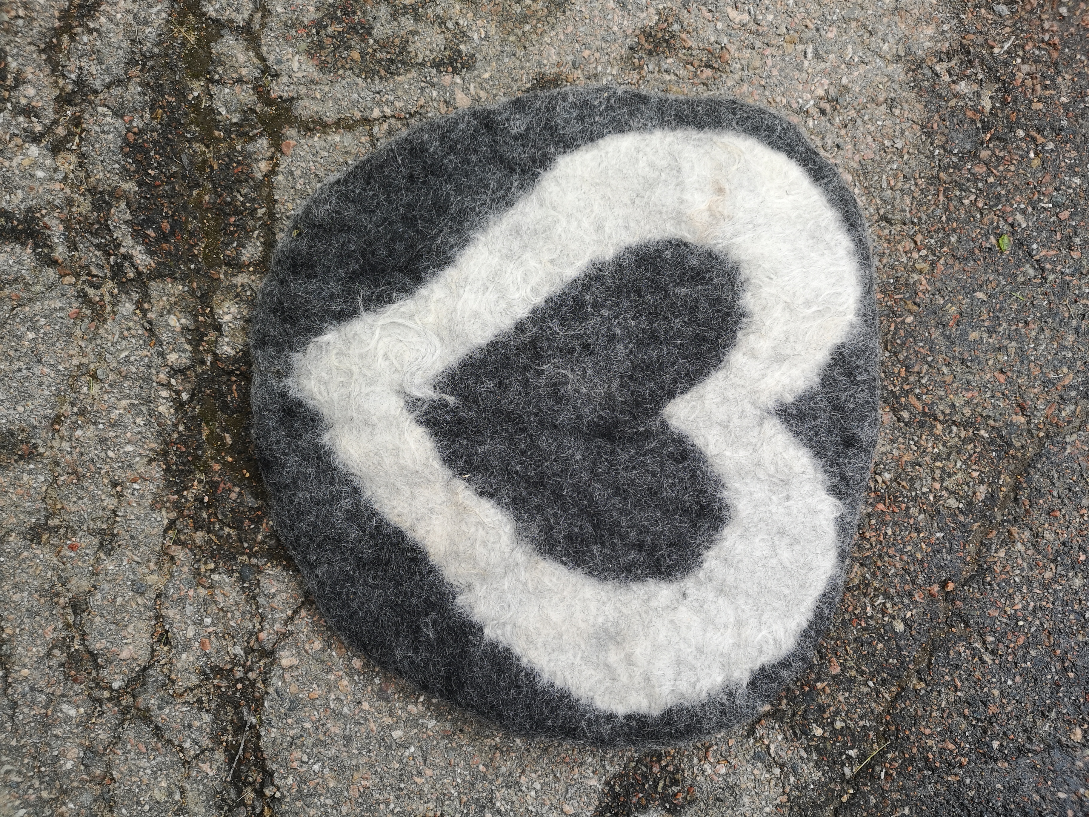 Runda sittunderlägg i ull av gotländska pälsfår. 