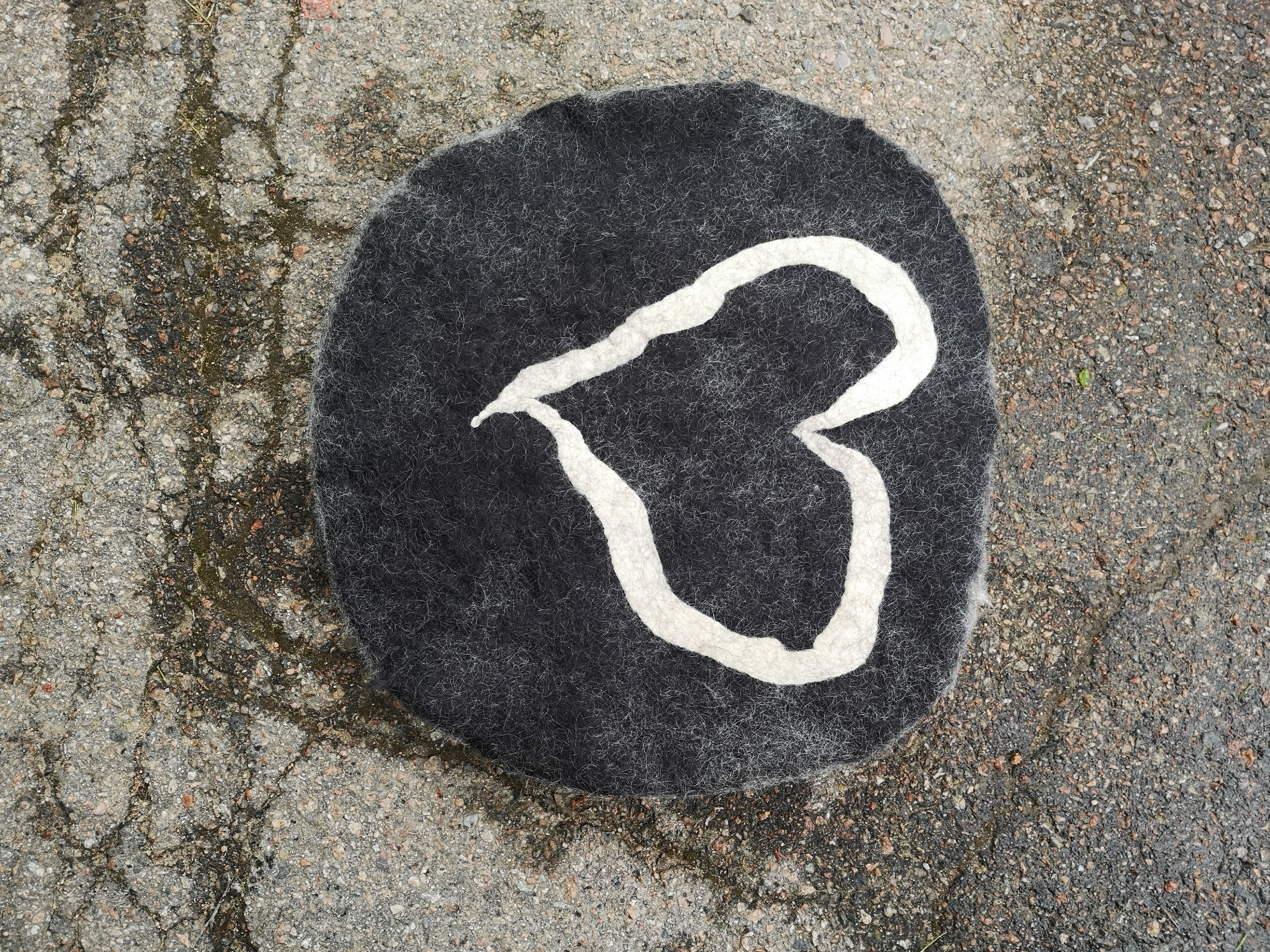 Runda sittunderlägg i ull av gotländska pälsfår. 
