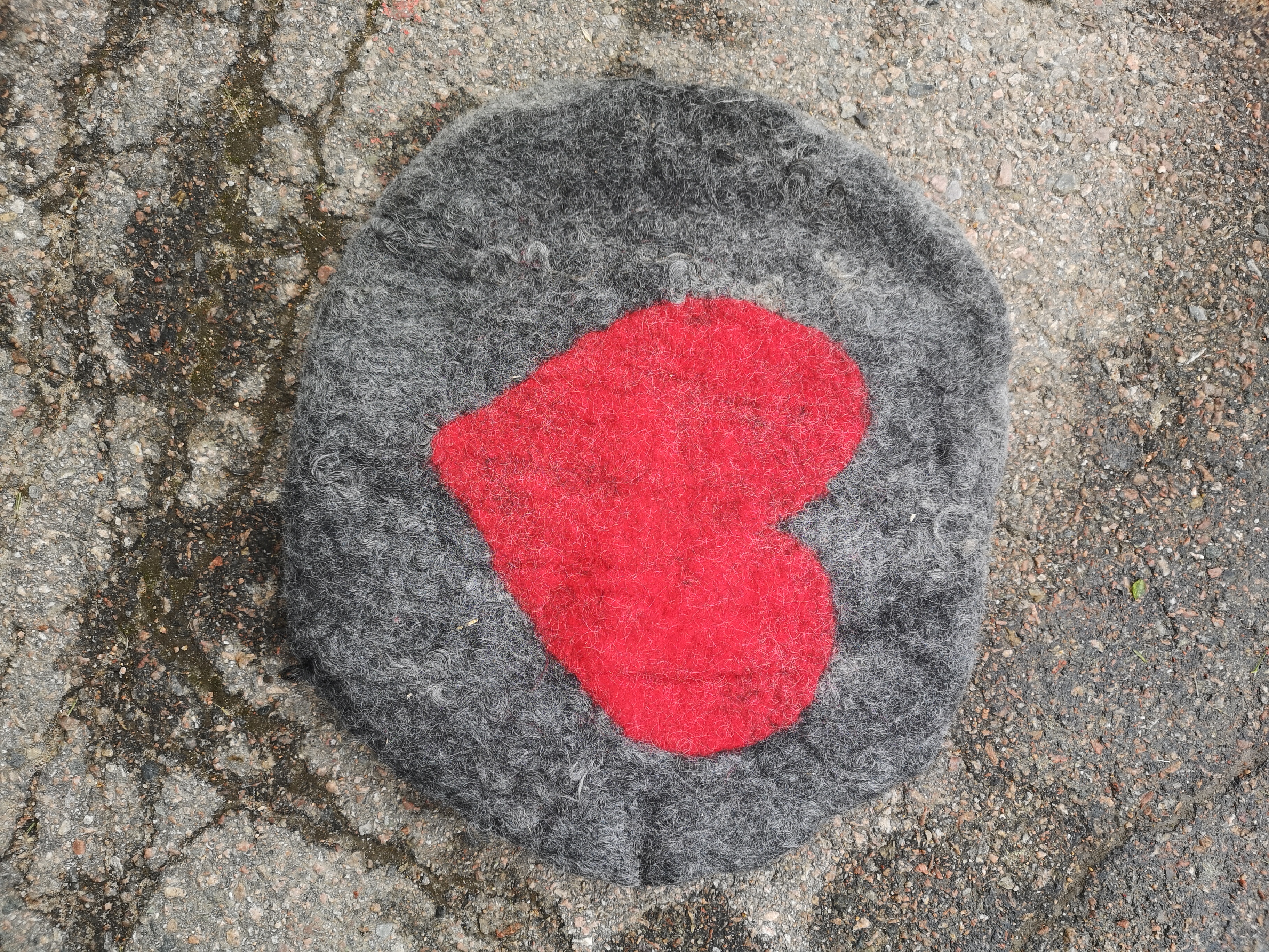 Runda sittunderlägg i ull av gotländska pälsfår. 