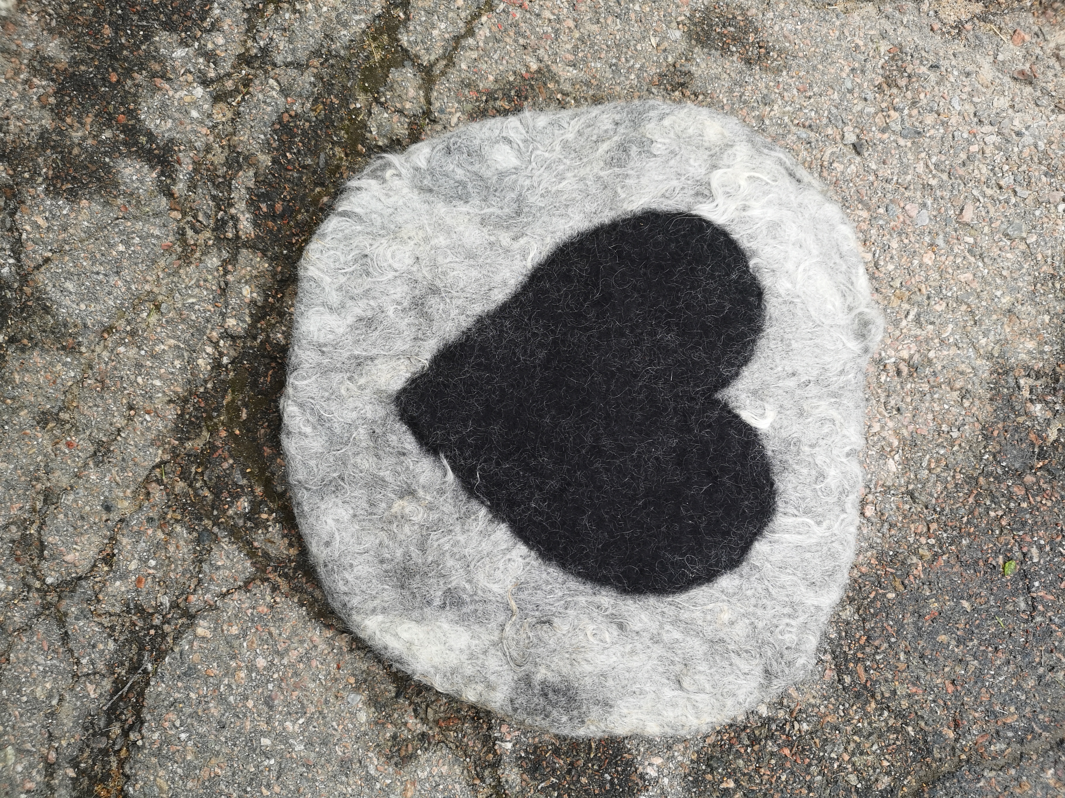 Runda sittunderlägg i ull av gotländska pälsfår. 