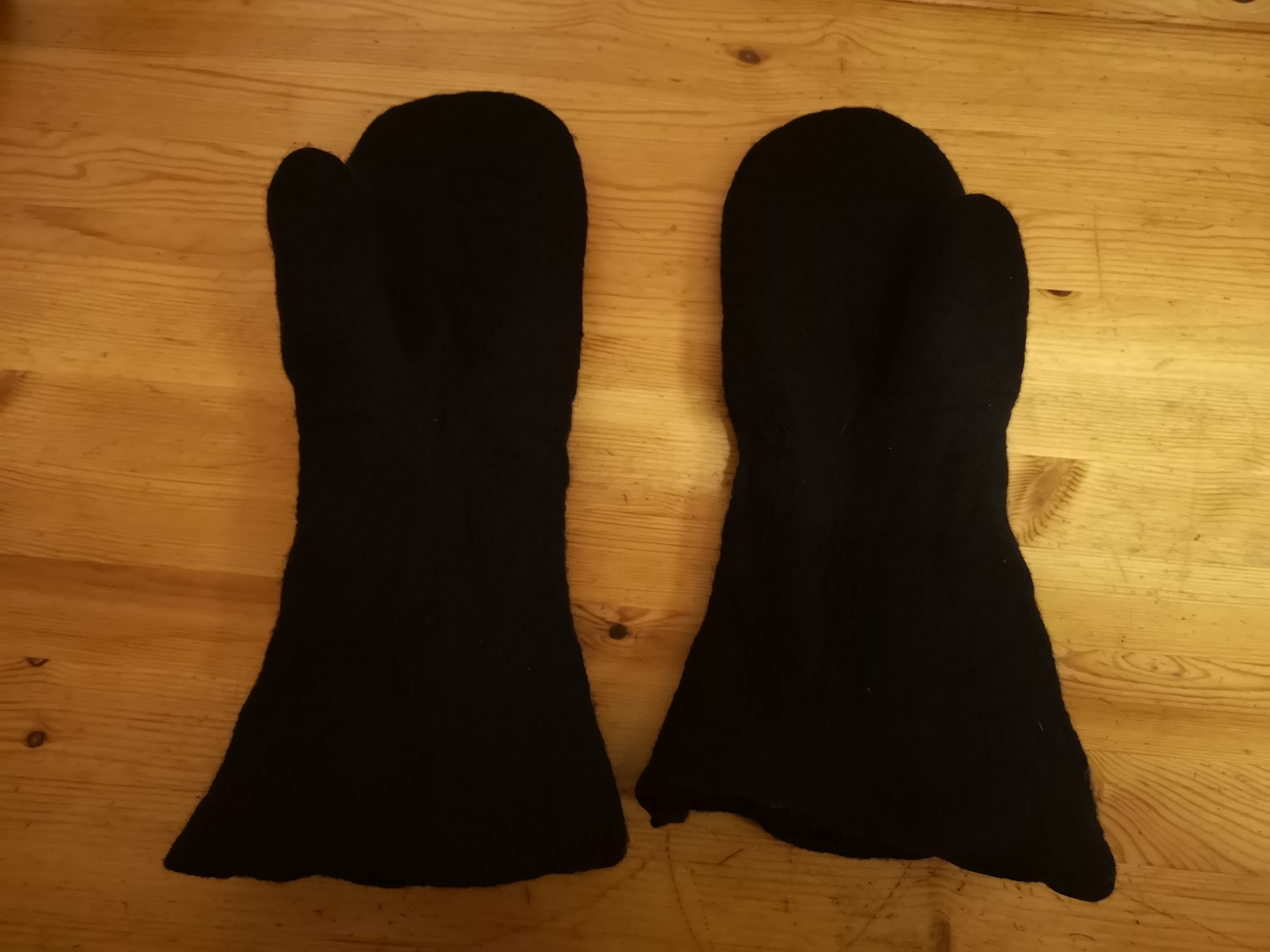 Paket Järvhandsken modell skoterhandske plus två par tovade innervantar.