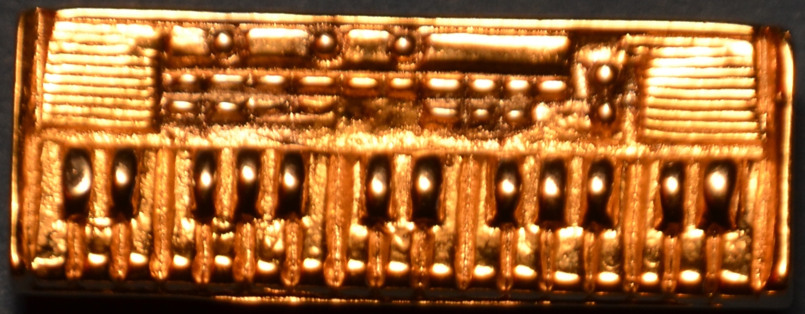 Pin Keyboard Guld