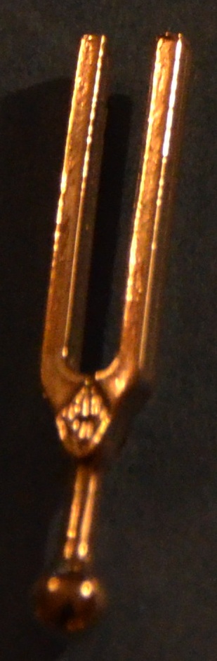 Pin Stämgaffel Guld