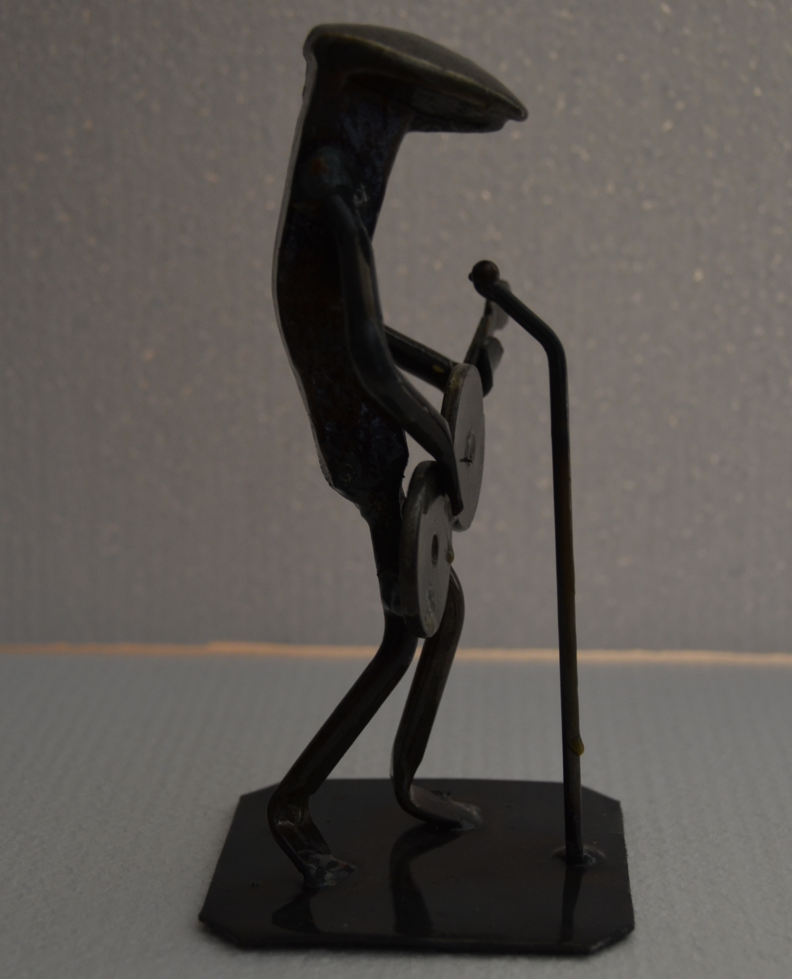 Metallfigur Gitarrist Med Mikrofon - 2