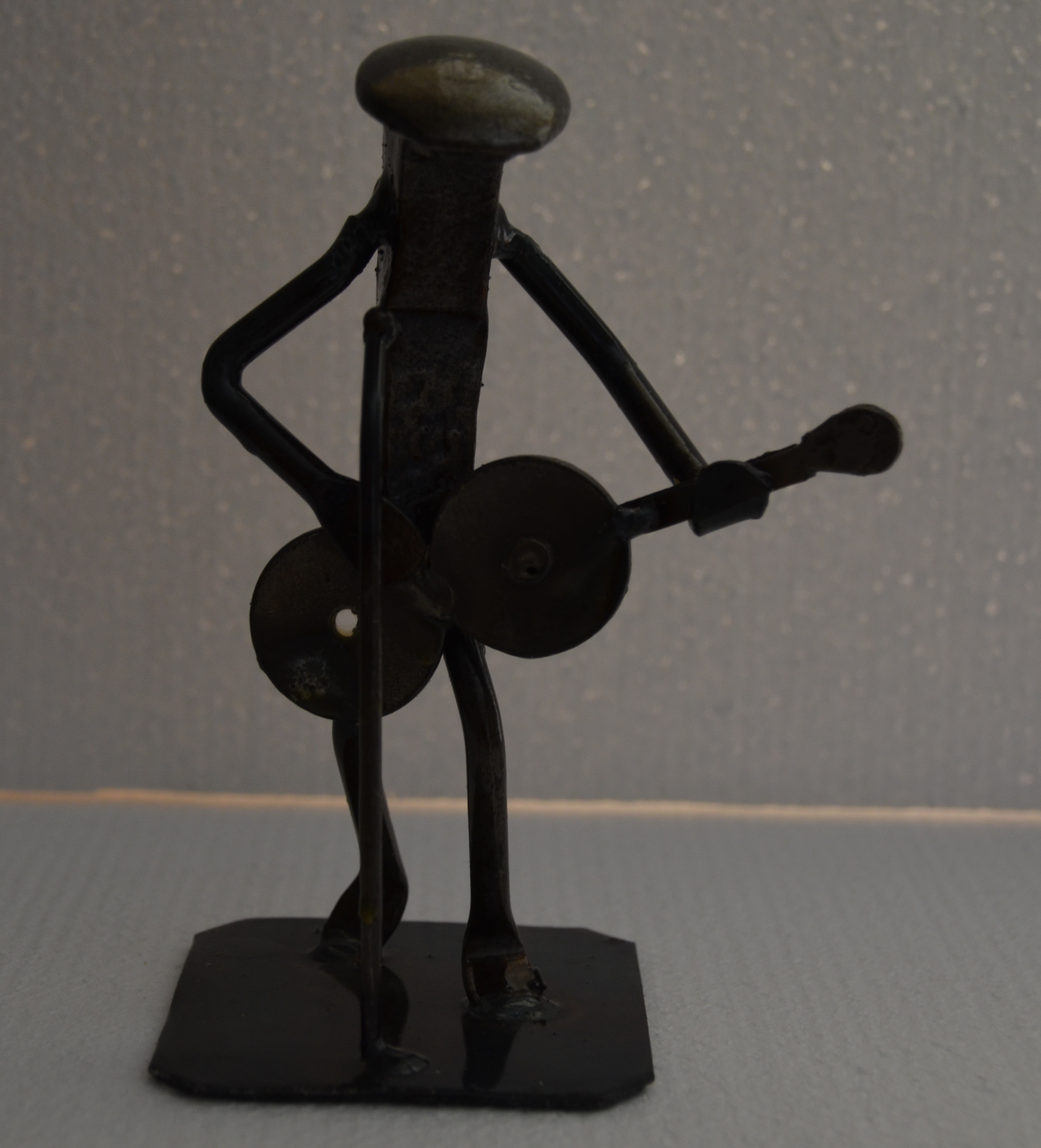 Metallfigur Gitarrist Med Mikrofon