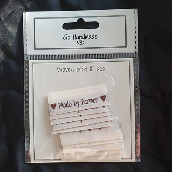 "Made by Farmor" tygetikett 50 x 11,5mm Go Handmade
