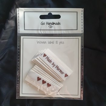 "Made by Mormor" tygetikett 50 x 11,5mm Go Handmade