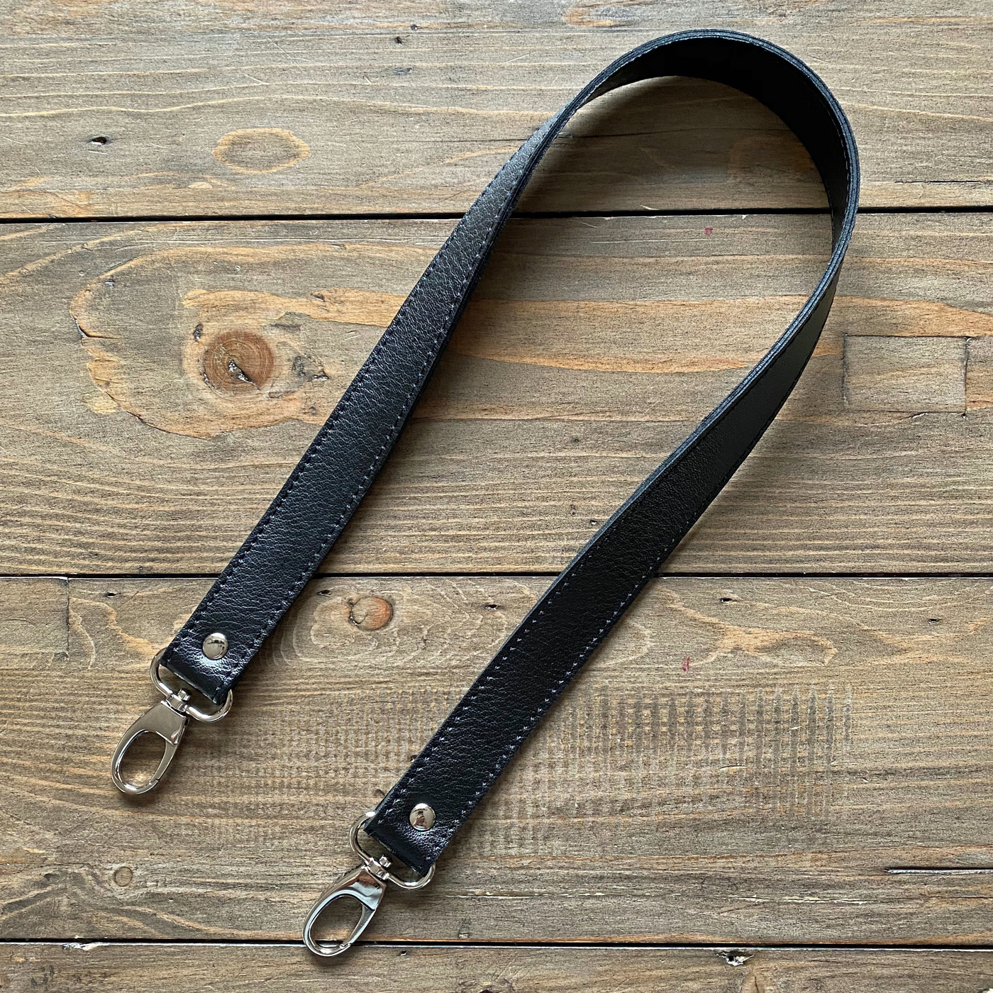 Axelrem 70 cm, svart med silverhakar
