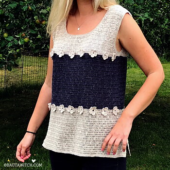 "Linne-a", oversized topp med blommor i linnegarn