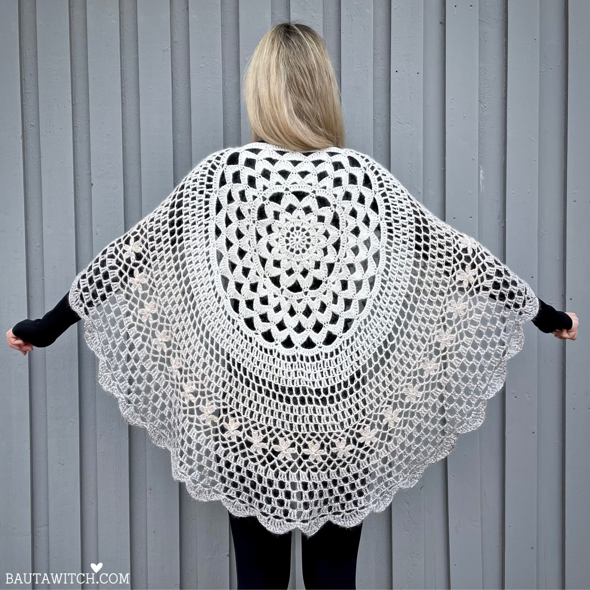 Garnpaket till enfärgad romantisk asymmetrisk poncho, blå - 4
