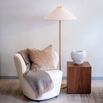 Mass side table valnöt ,40x40 H47 cm 