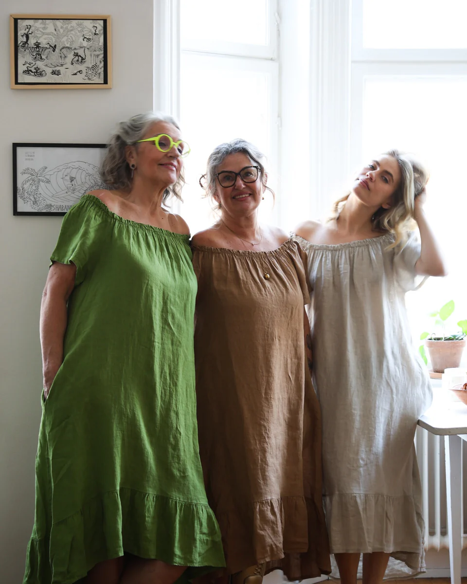 Reunion Massor av härliga styles för alla Reunionkvinnor. Fantastisk kvalitet och sköna luftiga modeller i linne, viskos och bomull. De flesta av våra kläder är one size och passar storlek 36-42, vissa även 44-48. 