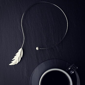 Feather bangle neck flex silver