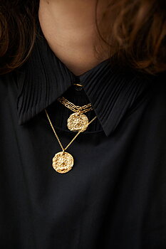 Letters / Victory coin pendant gold
