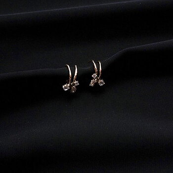 Cubic  cluster ear gold