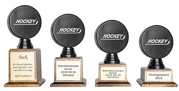 Puck på sockel i antikt guld