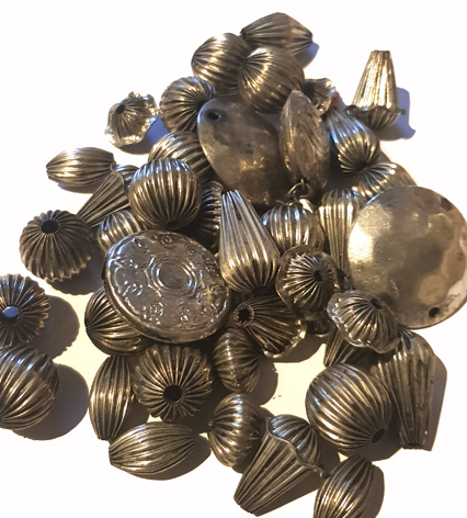 Handgjorda Metallformar och pärlor - Silver Antik look