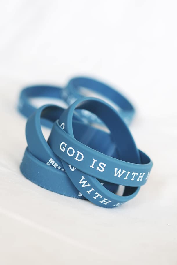 BLÅTT SILIKONARMBAND I BARNSTORLEK: GOD IS WITH ME