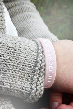 LJUSROSA SILIKONARMBAND I BARNSTORLEK: ÄLSKAD VÄRDEFULL DYRBAR & ALLMÄNT BRA
