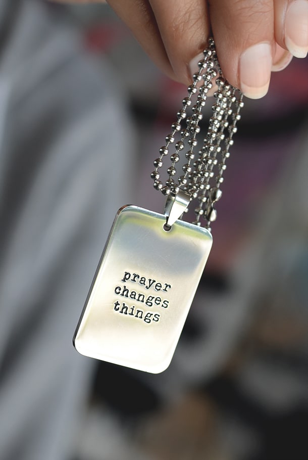 STÅLHALSBAND MED HÄNGE: PRAYER CHANGES THINGS
